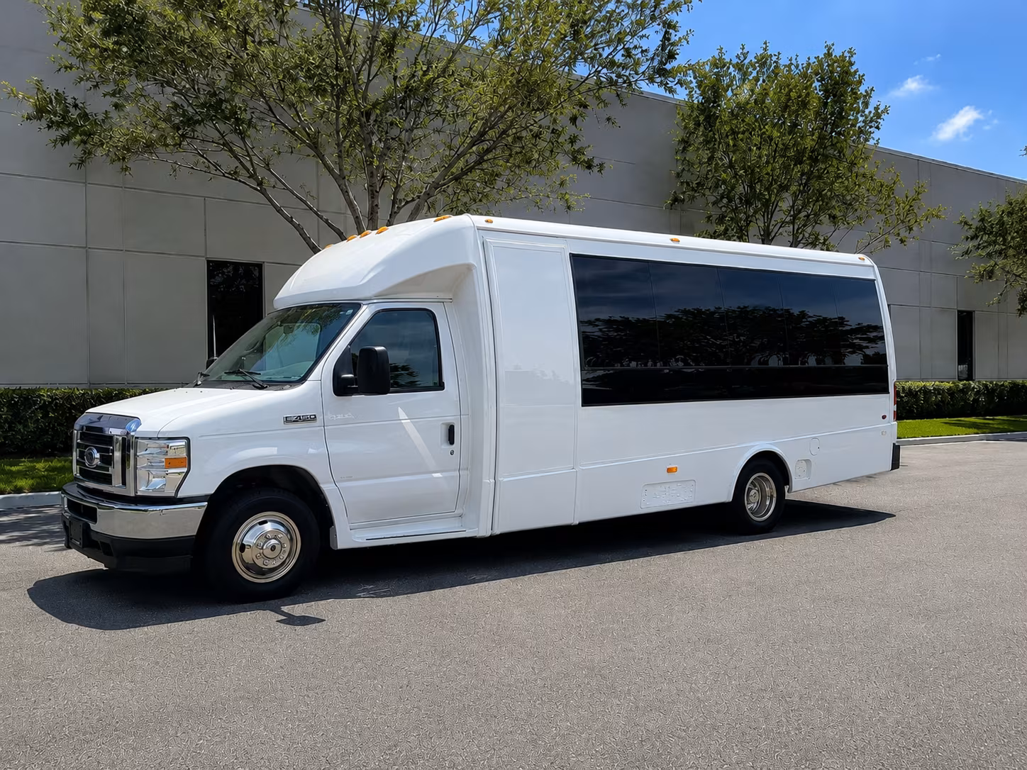 bus rentals for hollywood bowl shows and la venue runs from newport beach